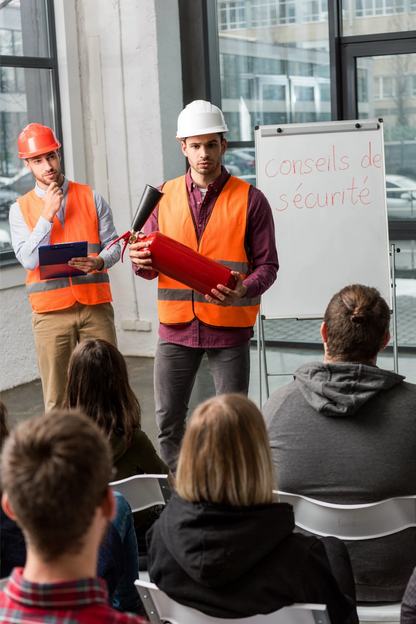 Une stagiaire entrain de donner de pratiquer les acquis dans centre de formation en santé et sécurité au travail en bretagne et Pays de la Loire.